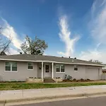 3 Bedroom Newly Remodeled Home With Farm Style Decor